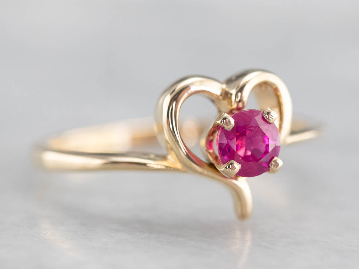 Anillo de oro y rubí con forma de corazón