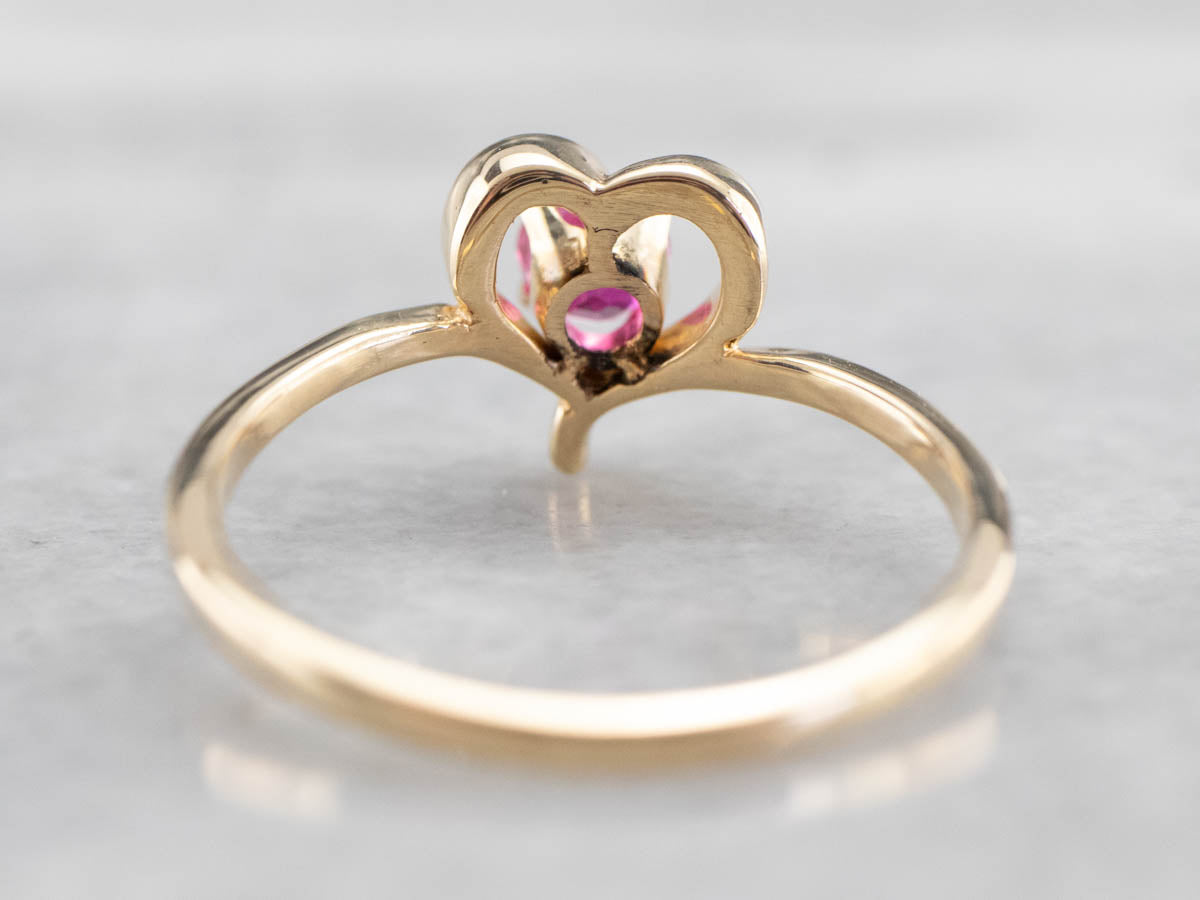 Anillo de oro y rubí con forma de corazón