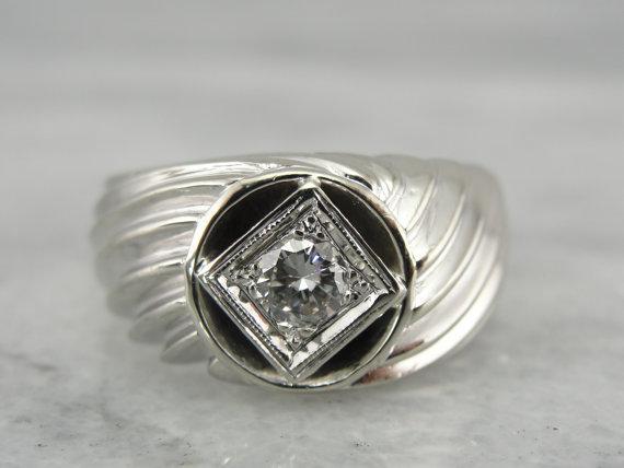 Anillo unisex modernista de diamantes y oro blanco