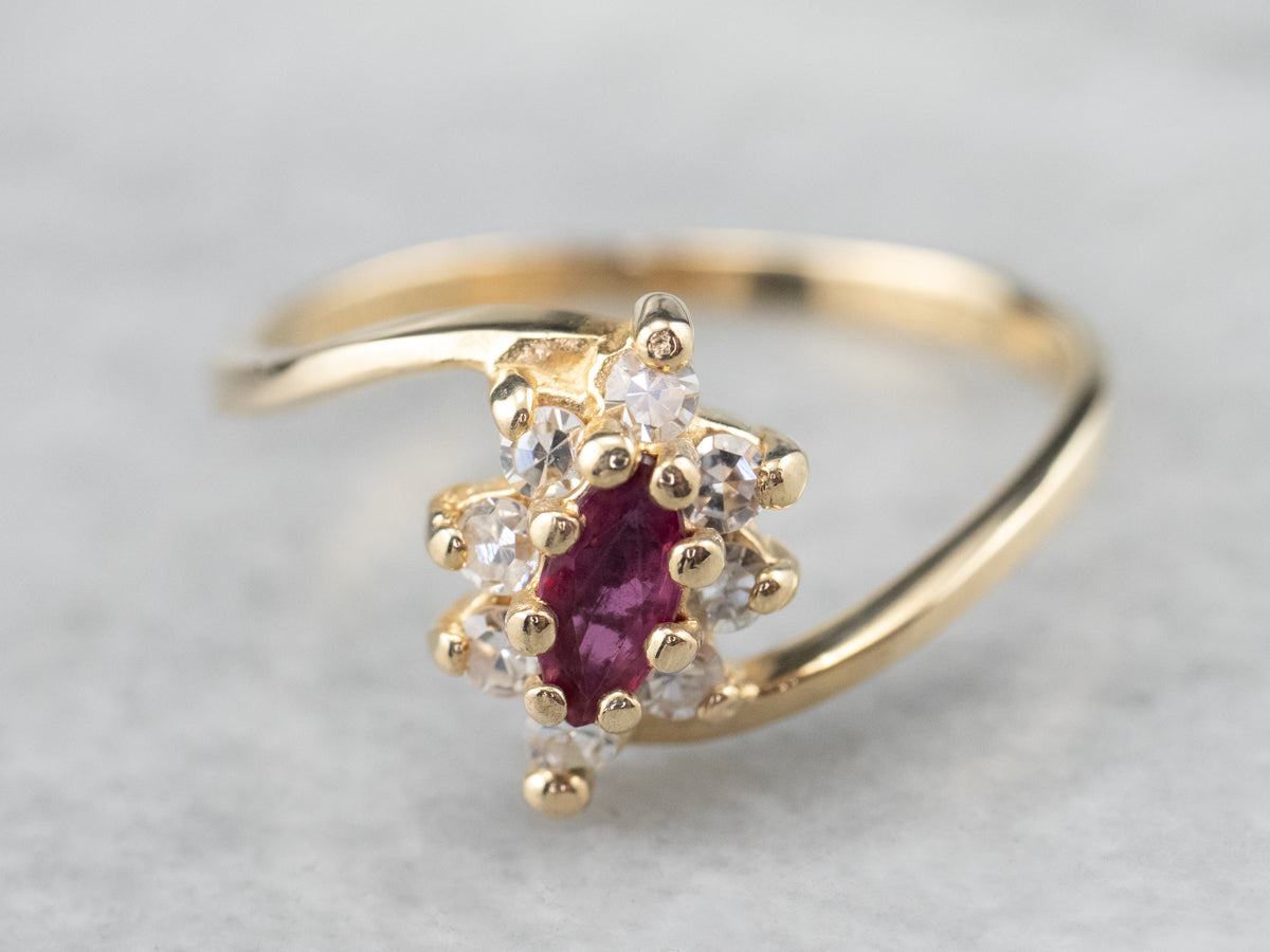 Anillo de oro con halo de diamantes y rubíes marquesa