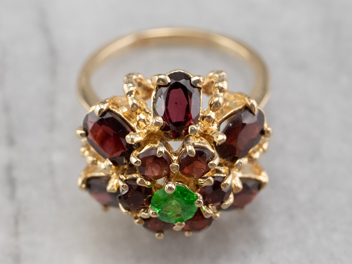 Anillo llamativo de oro en racimo de granates verdes y rojos