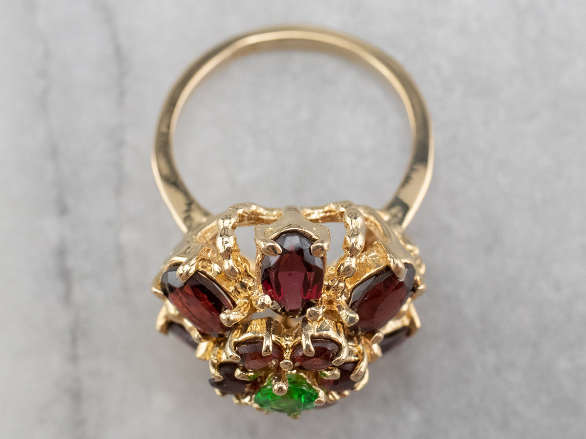 Anillo llamativo de oro en racimo de granates verdes y rojos