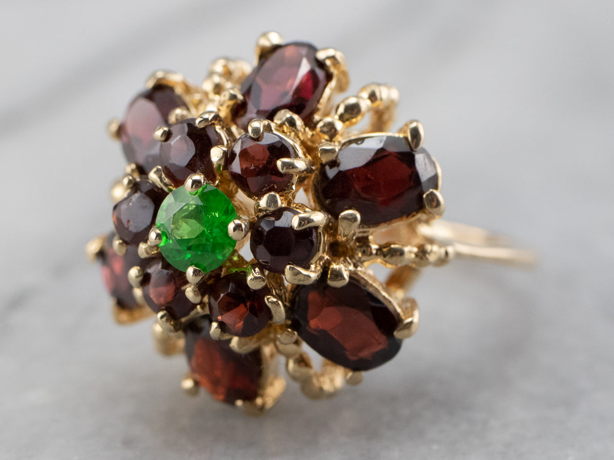 Anillo llamativo de oro en racimo de granates verdes y rojos