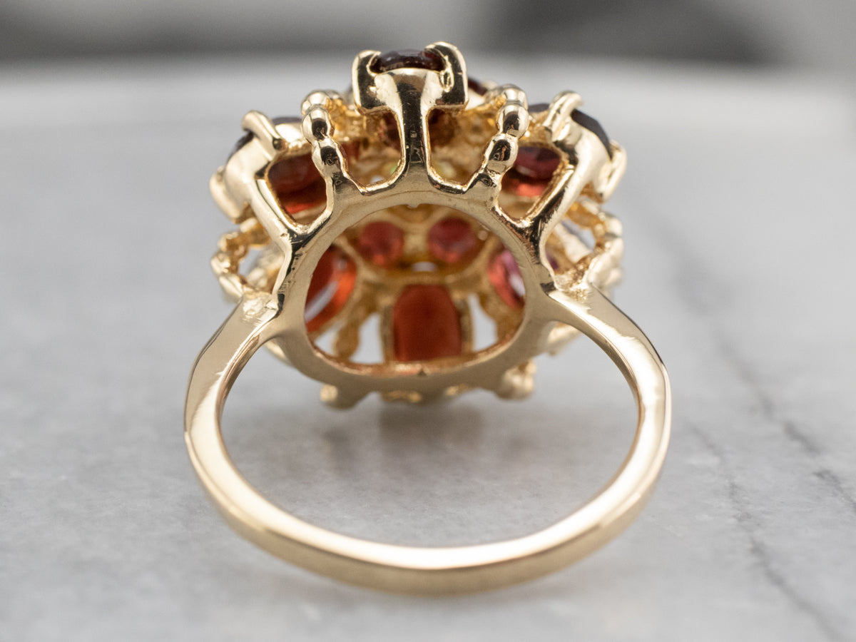 Anillo llamativo de oro en racimo de granates verdes y rojos