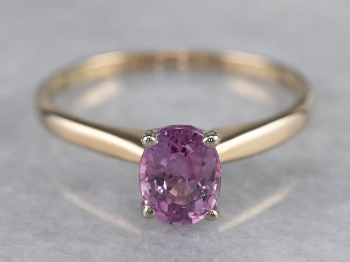 Anillo de compromiso con solitario de oro y zafiro rosa