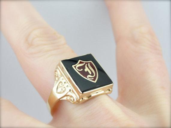 Anillo con escudo de ónix para hombre de Kinsley &amp; Sons