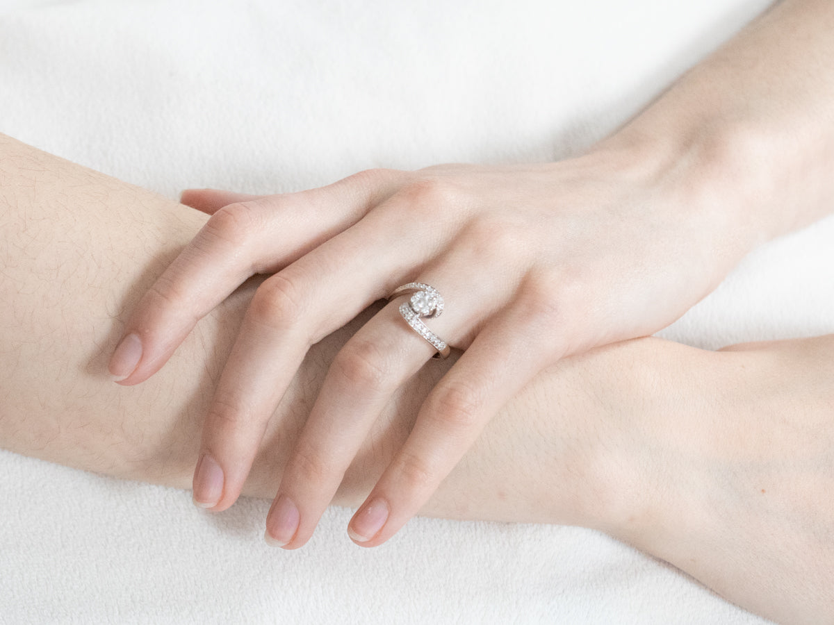 Anillo de compromiso moderno con diseño floral y diamantes