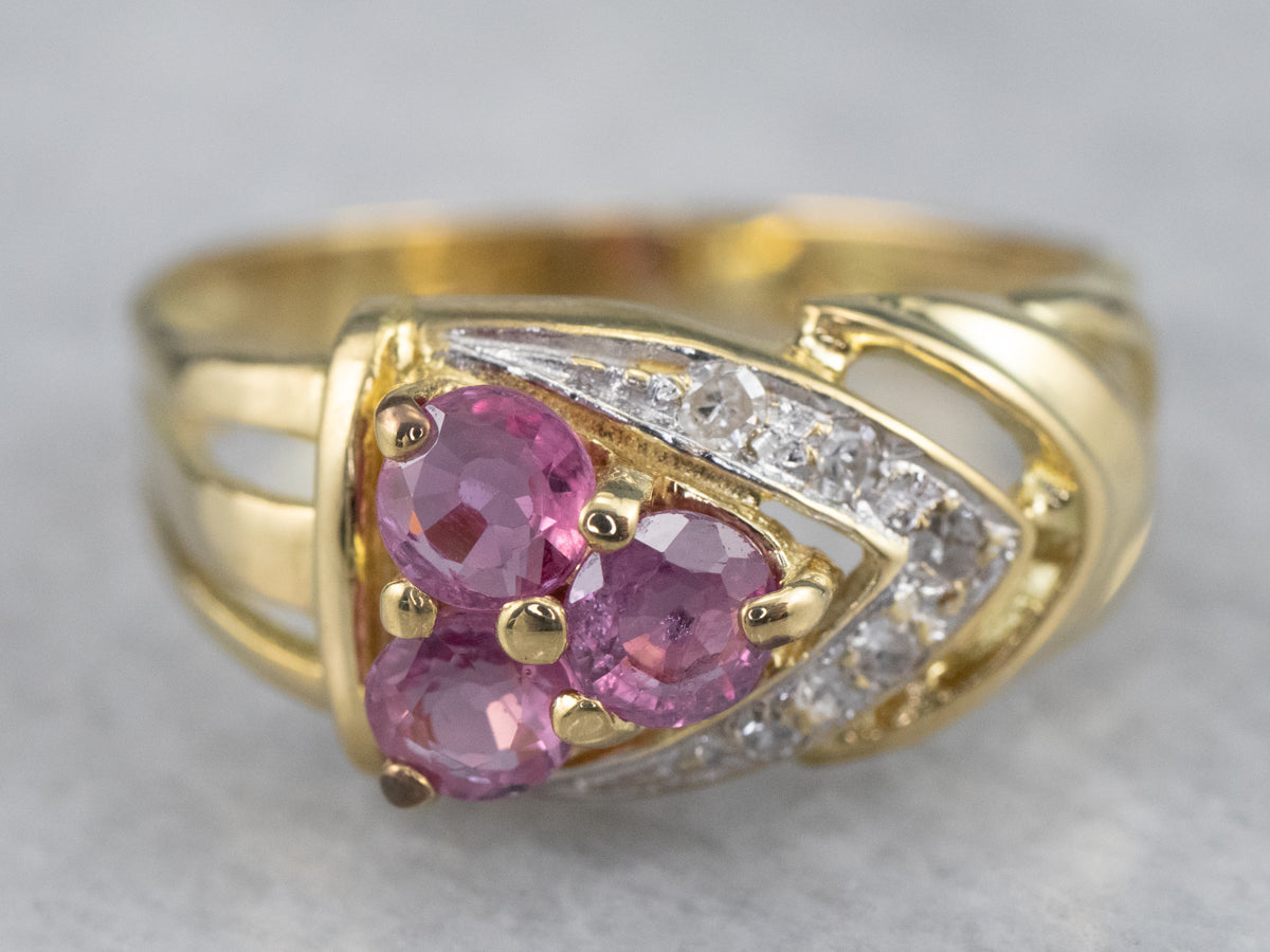 Anillo de oro de 22 quilates con zafiro rosa y diamantes