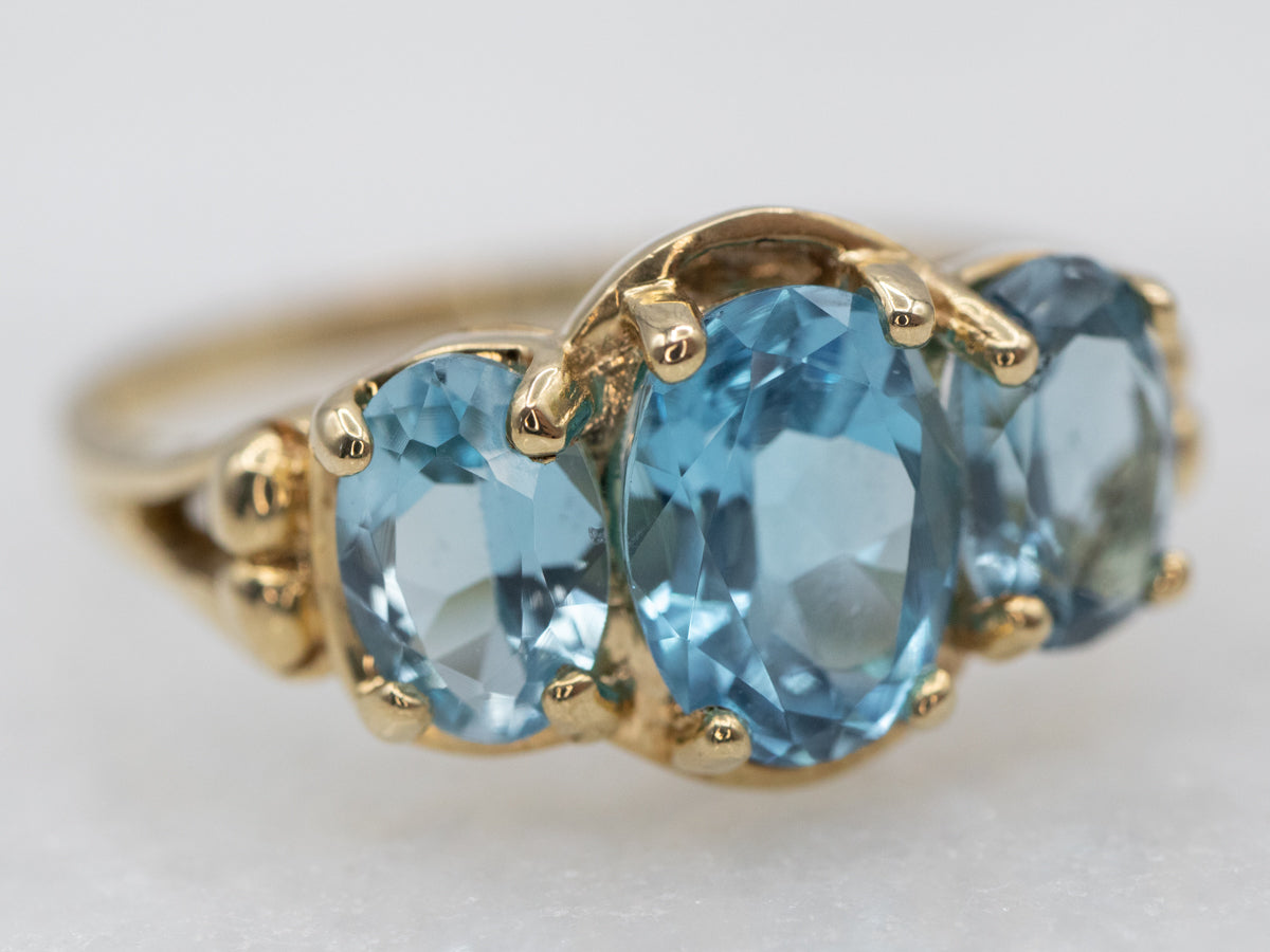 Anillo de tres piedras con topacio azul