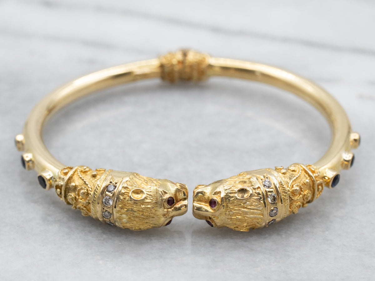 Brazalete de oro con incrustaciones de piedras preciosas de león atrevido