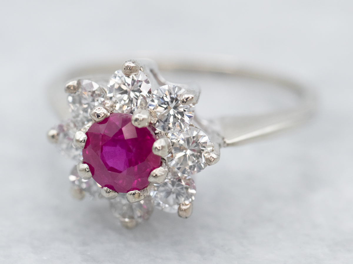 Anillo con halo de diamantes y zafiro rosa