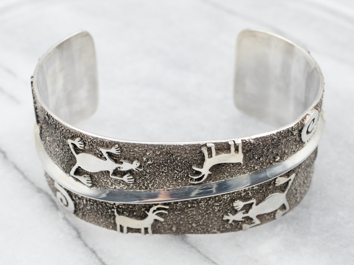 Brazalete de plata de ley con diseño de lobo nativo americano de Christin Wolf