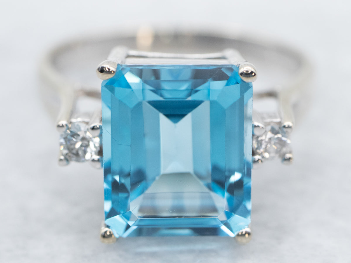 Lujoso anillo de diamantes y topacio azul de talla esmeralda