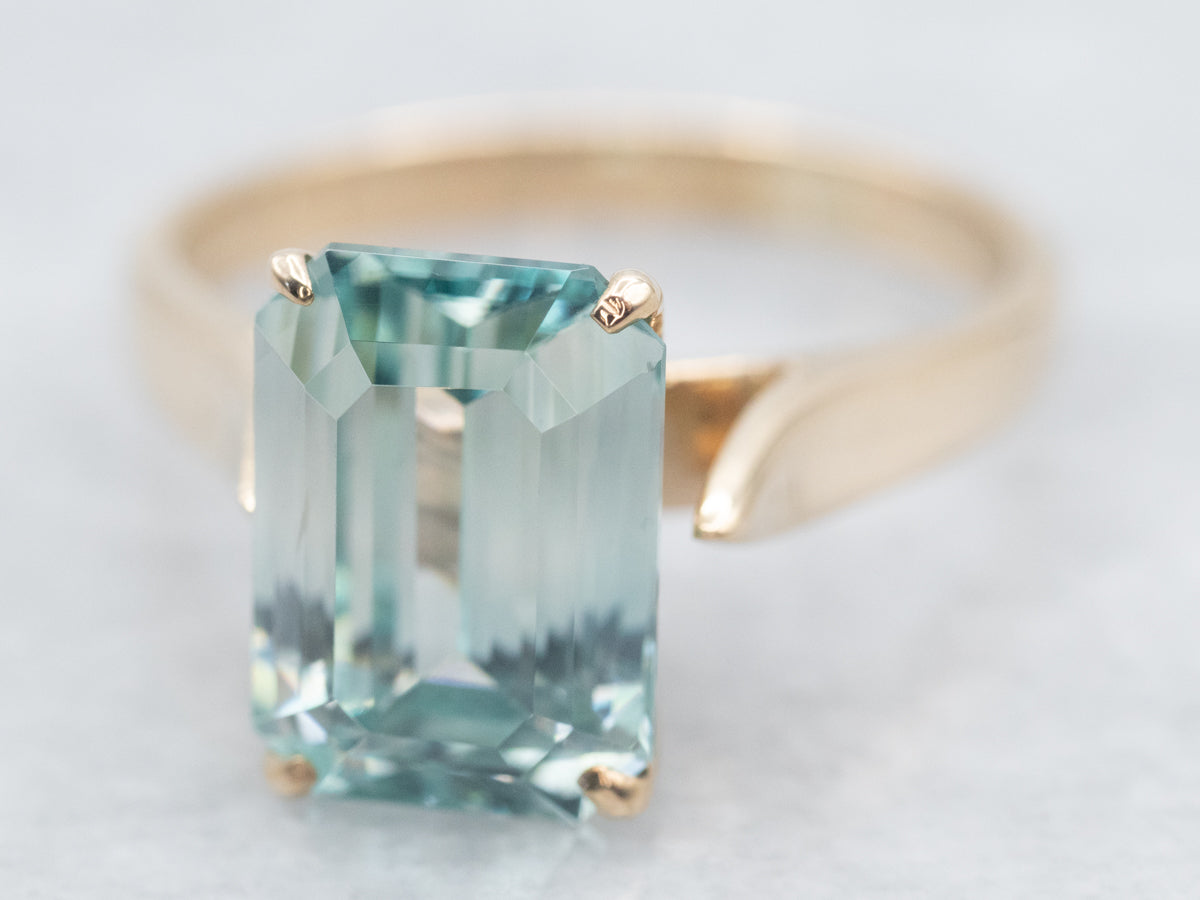 Fascinante anillo solitario de circonita azul