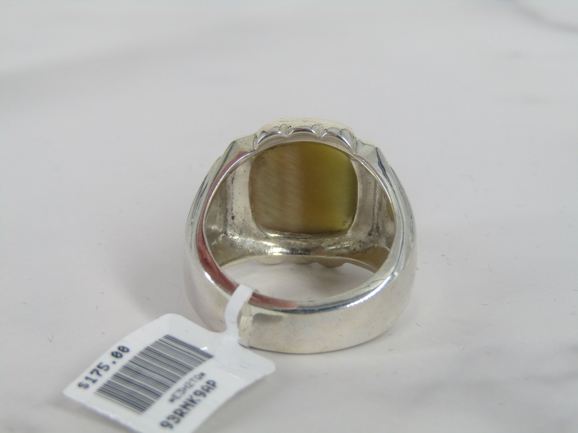 Anillo de ojo de tigre abovedado de plata con marco grabado