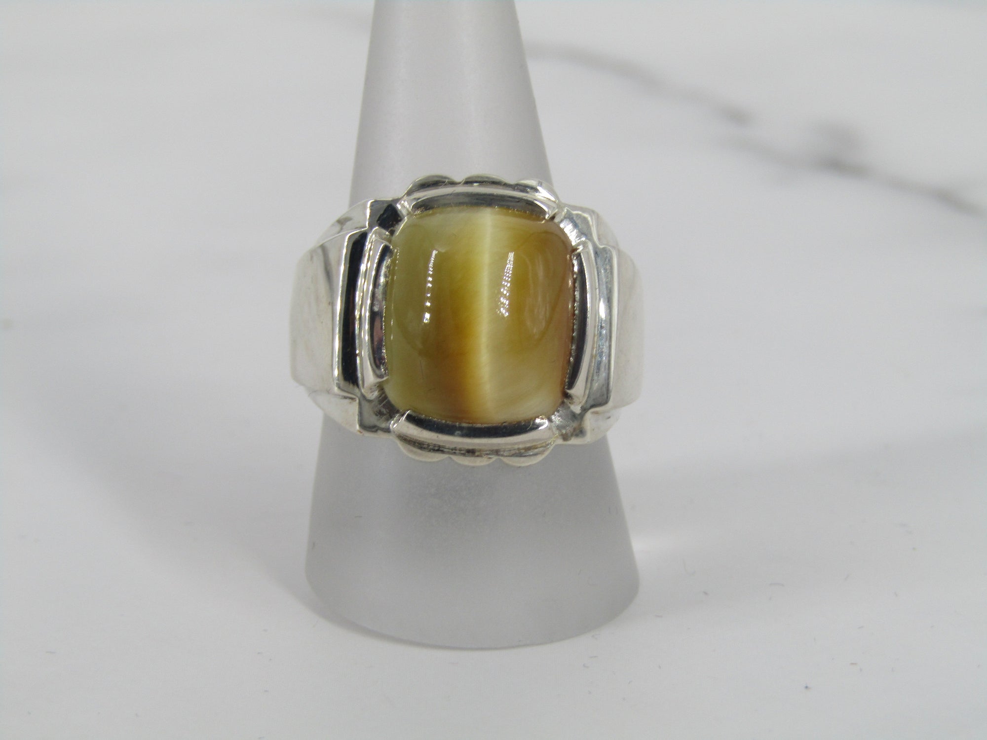 Anillo de ojo de tigre abovedado de plata con marco grabado