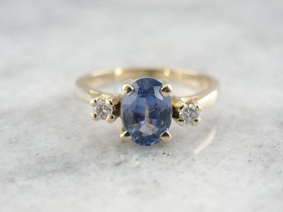 Zafiro de Ceilán en azul índigo perfecto, anillo de diamantes