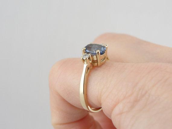 Zafiro de Ceilán en azul índigo perfecto, anillo de diamantes