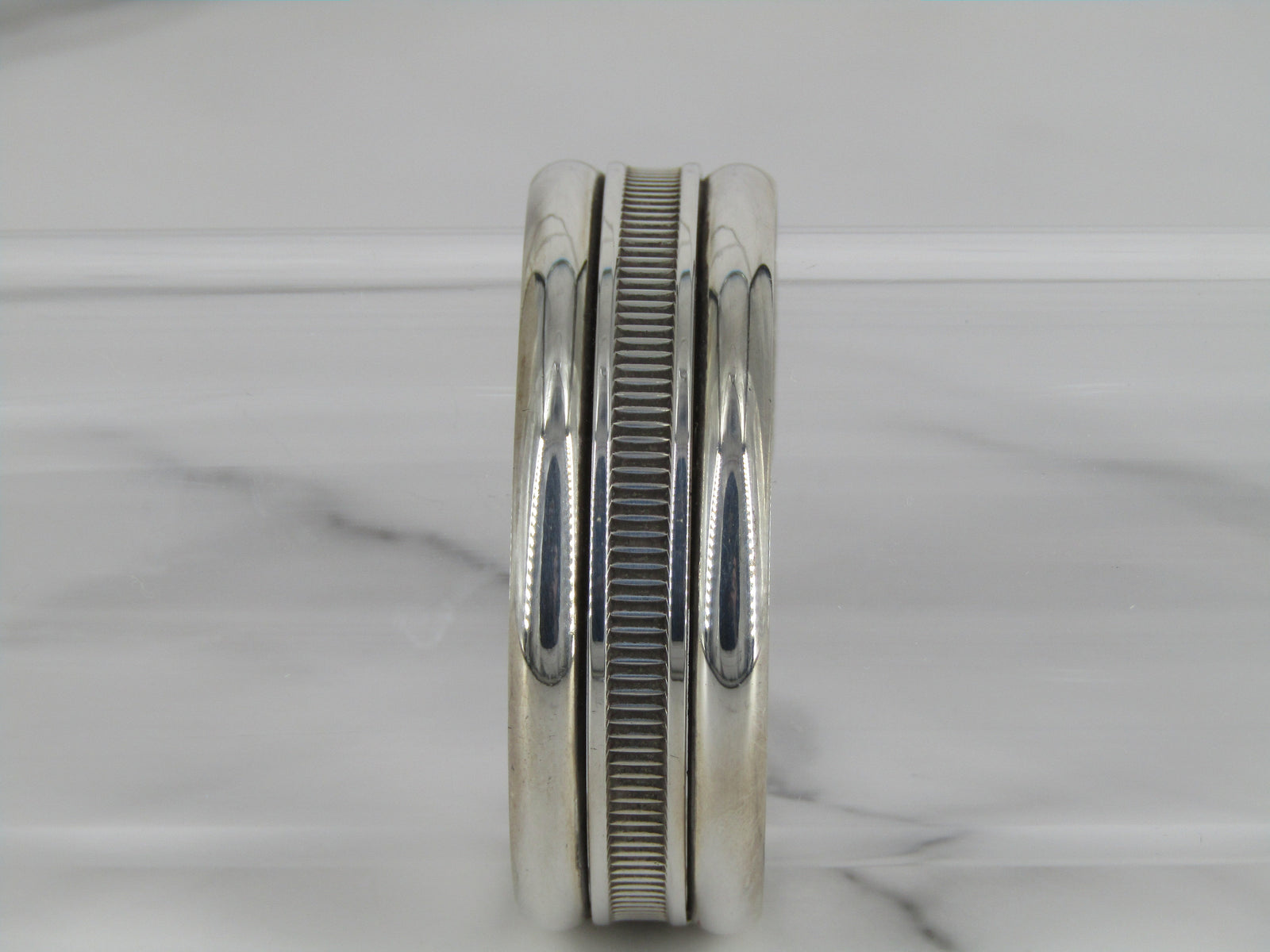 Brazalete de plata con detalle de línea