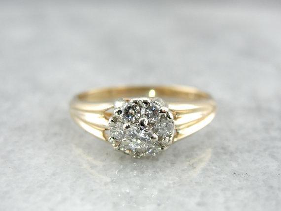 Anillo de cóctel de diamantes de tamaño modesto vintage