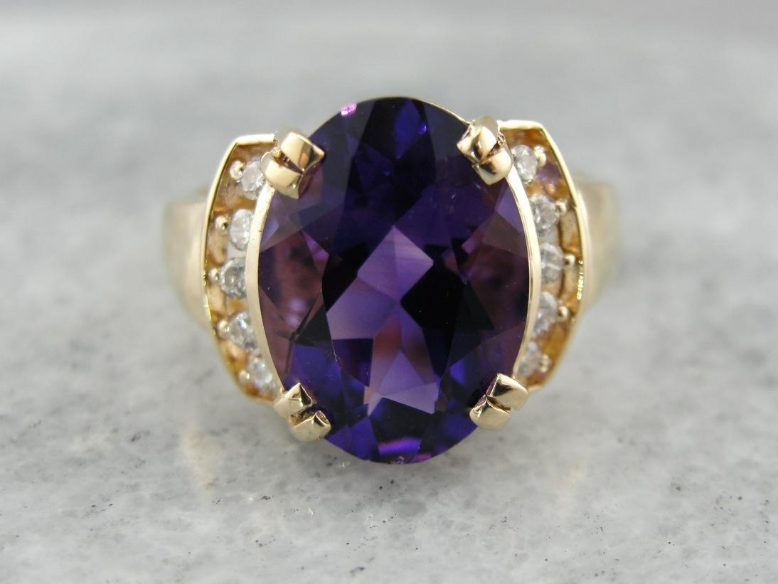 Hermoso anillo de cóctel con amatista y diamantes.