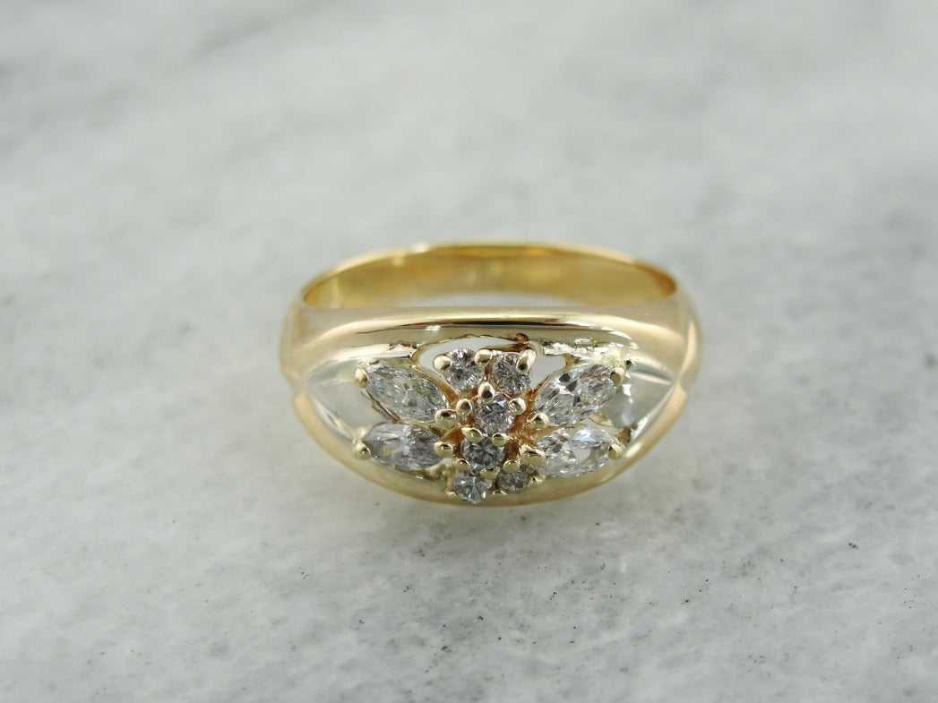 Anillo de cóctel contemporáneo de oro y diamantes, forma de pajarita dulce con diamantes marquesa