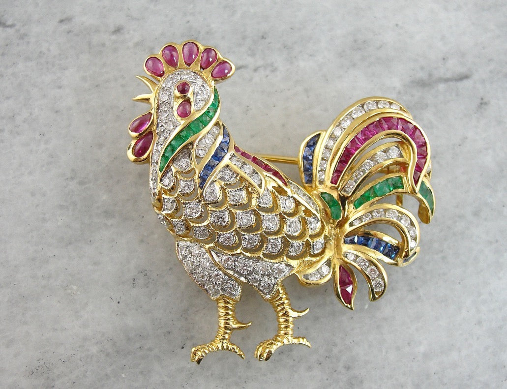 El Gallo Dorado, Hermoso Broche de Rubí, Diamante, Esmeralda y Zafiro con Guapo Pollo