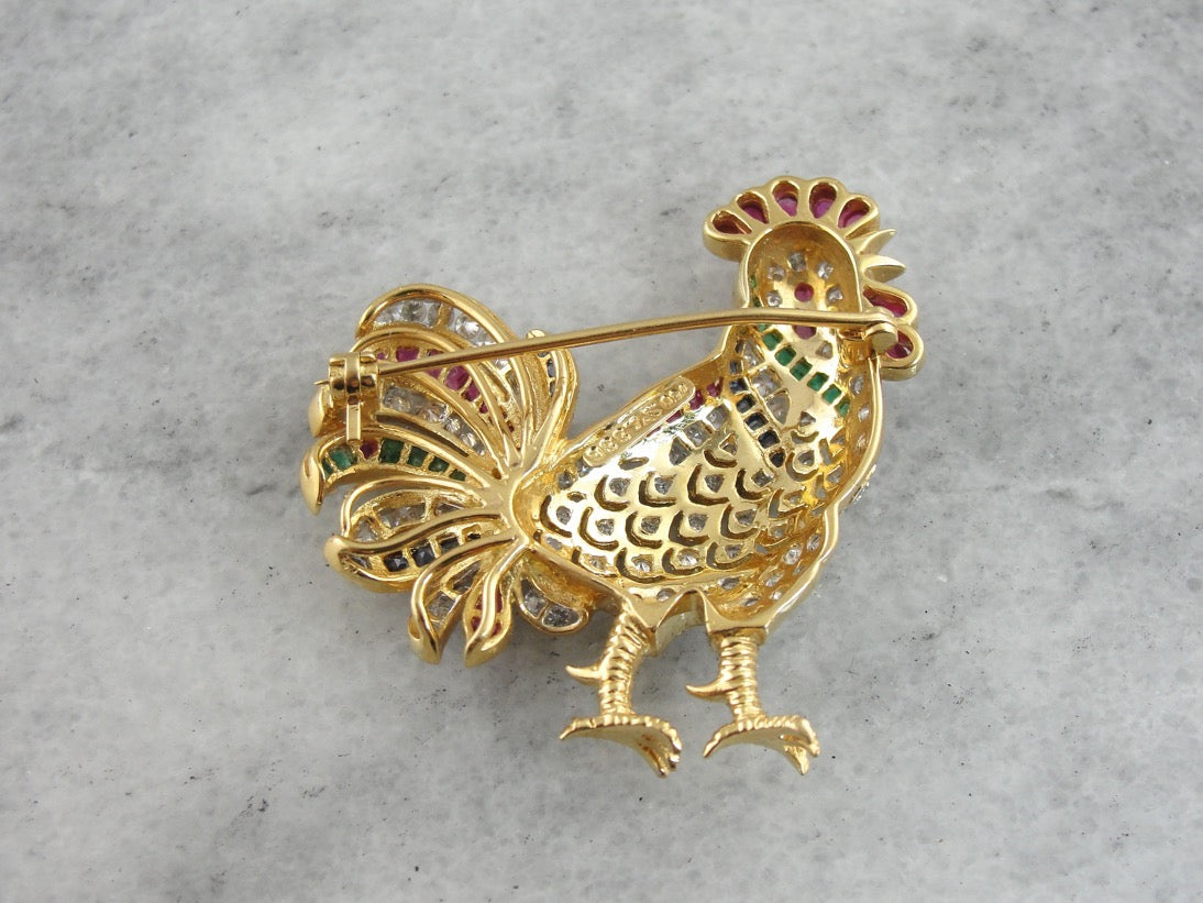 El Gallo Dorado, Hermoso Broche de Rubí, Diamante, Esmeralda y Zafiro con Guapo Pollo