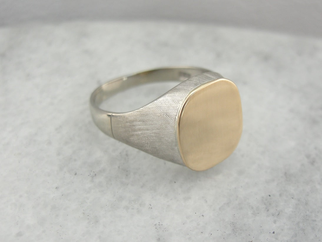 Anillo tipo sello texturizado de dos tonos, oro blanco y amarillo