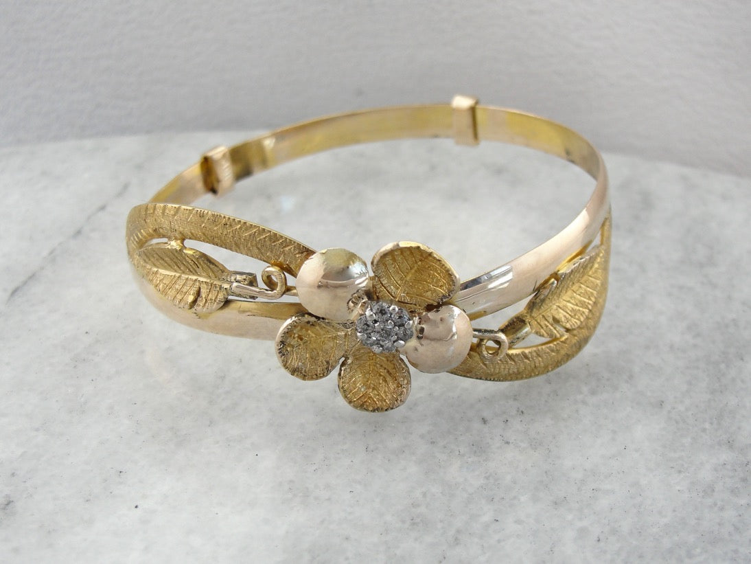 Brazalete de oro floral texturizado con racimo de diamantes