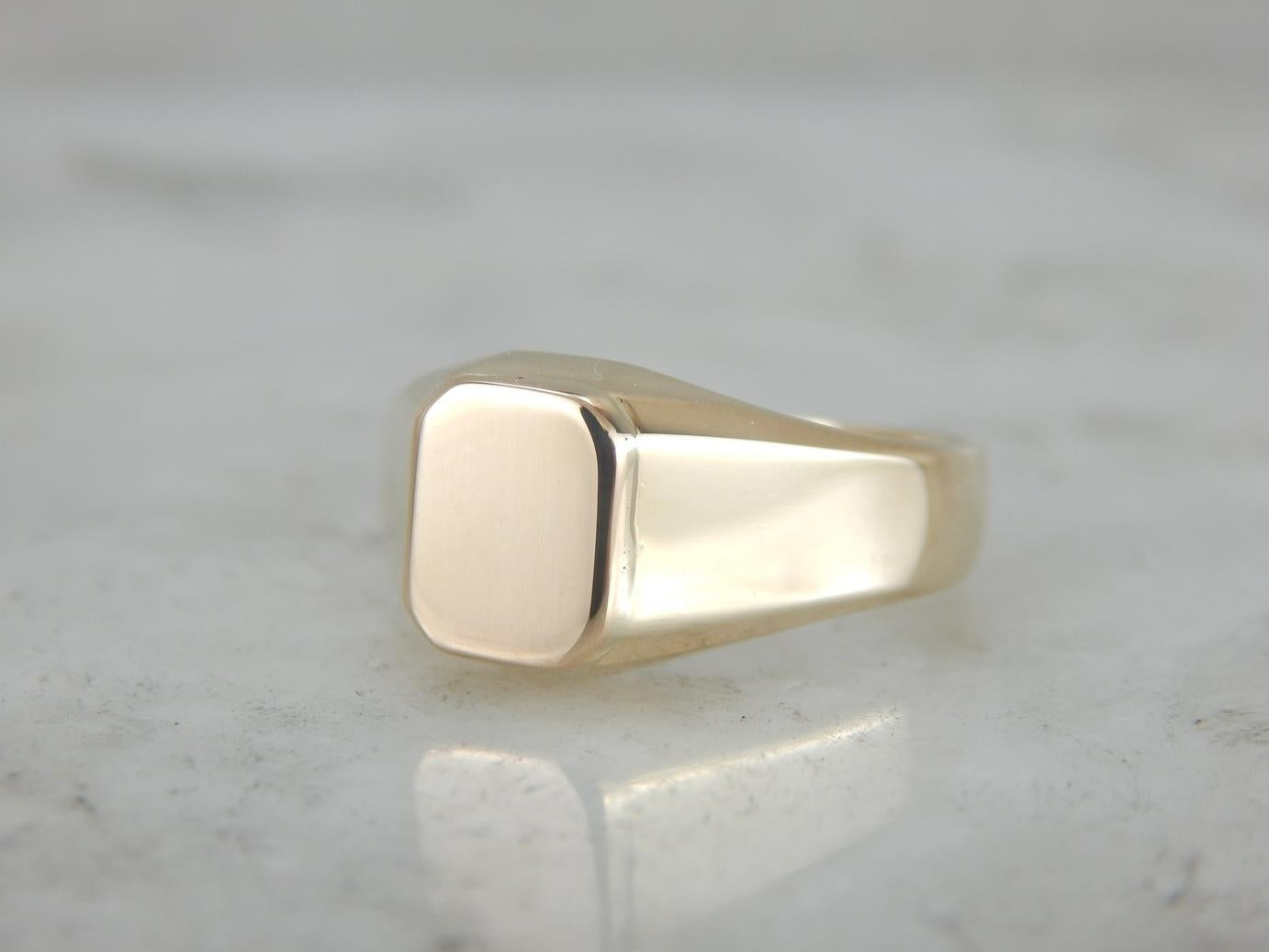 Unisex Signet Ring in Polished Yellow Gold