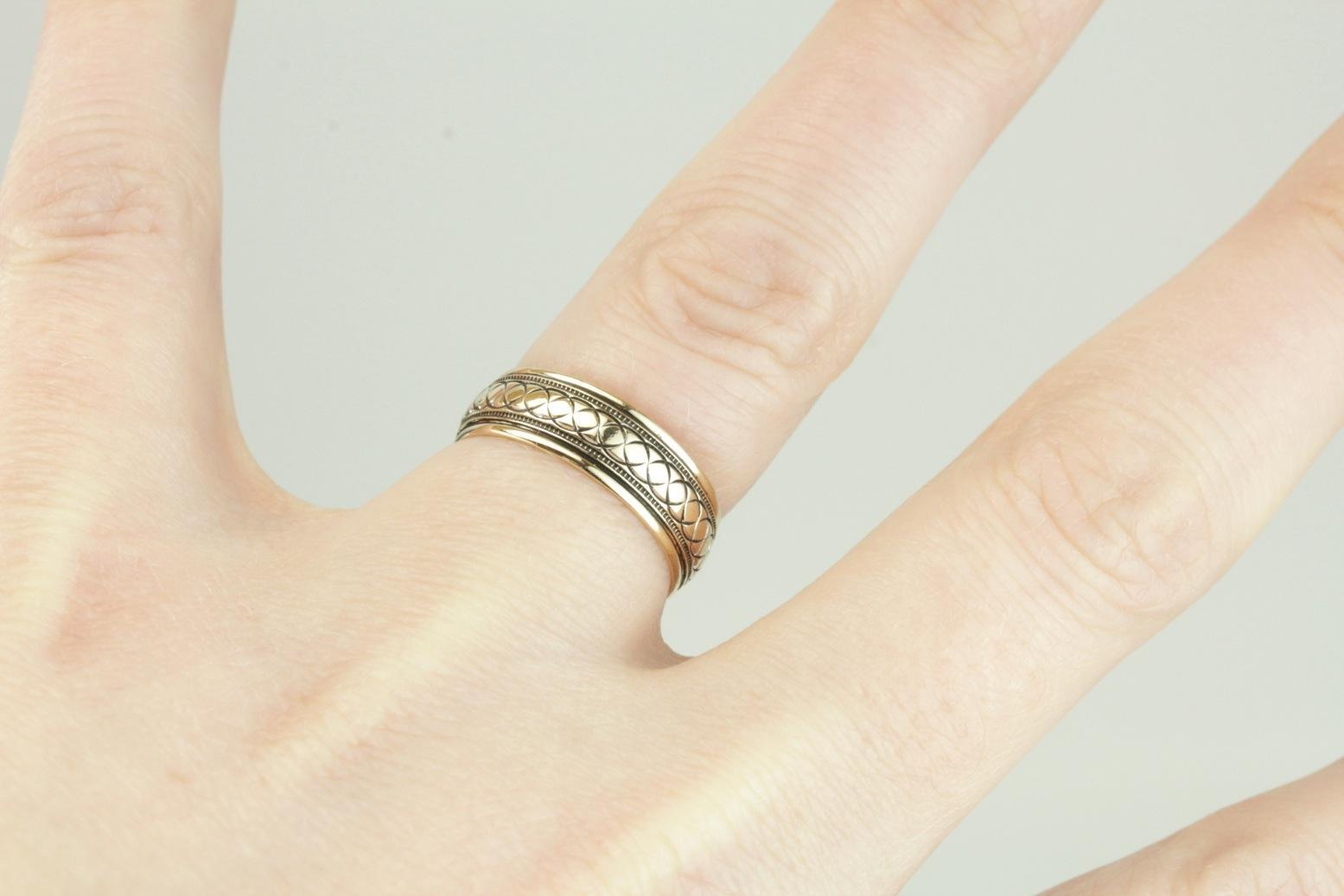 Any Wavelength: Scrolling Unisex Pattern Wedding Band