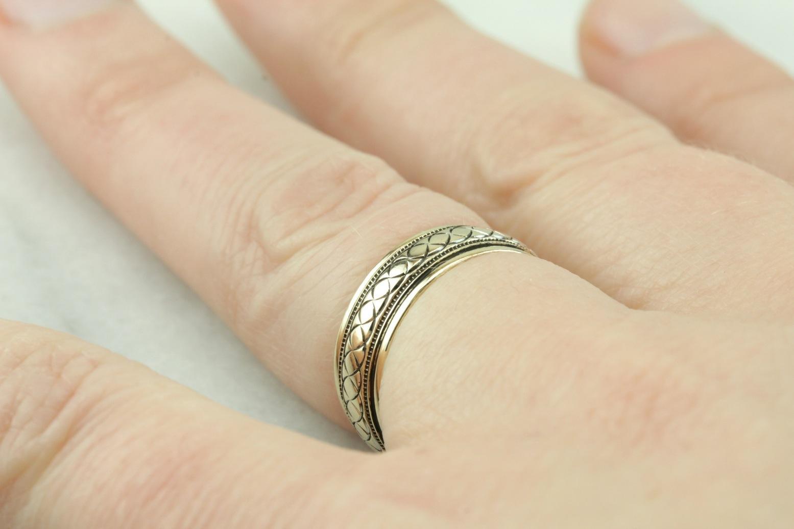 Any Wavelength: Scrolling Unisex Pattern Wedding Band