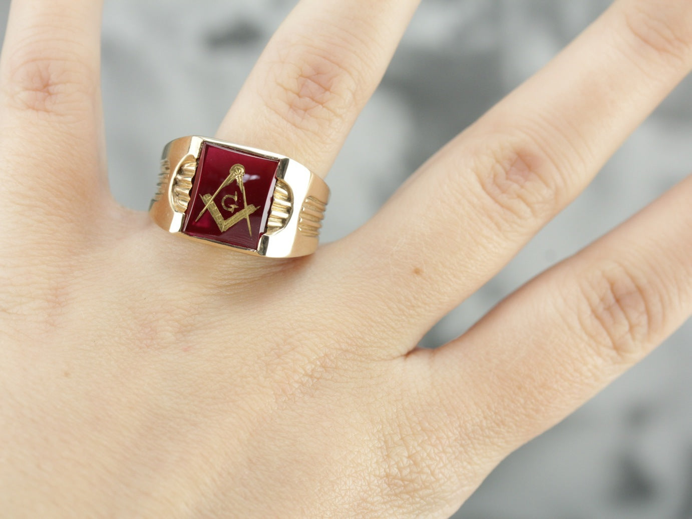 Vintage Red Glass Line Design Masonic Signet Ring