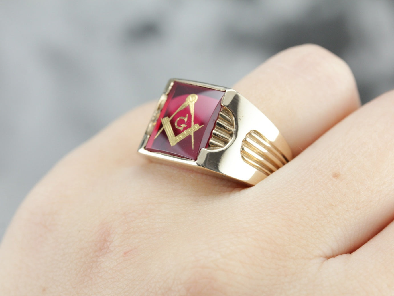 Vintage Red Glass Line Design Masonic Signet Ring