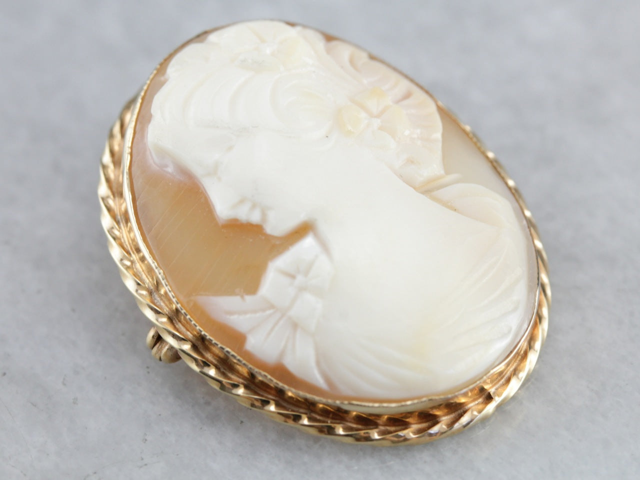 Vintage Shell Cameo Pin o colgante con borde de cuerda retorcida