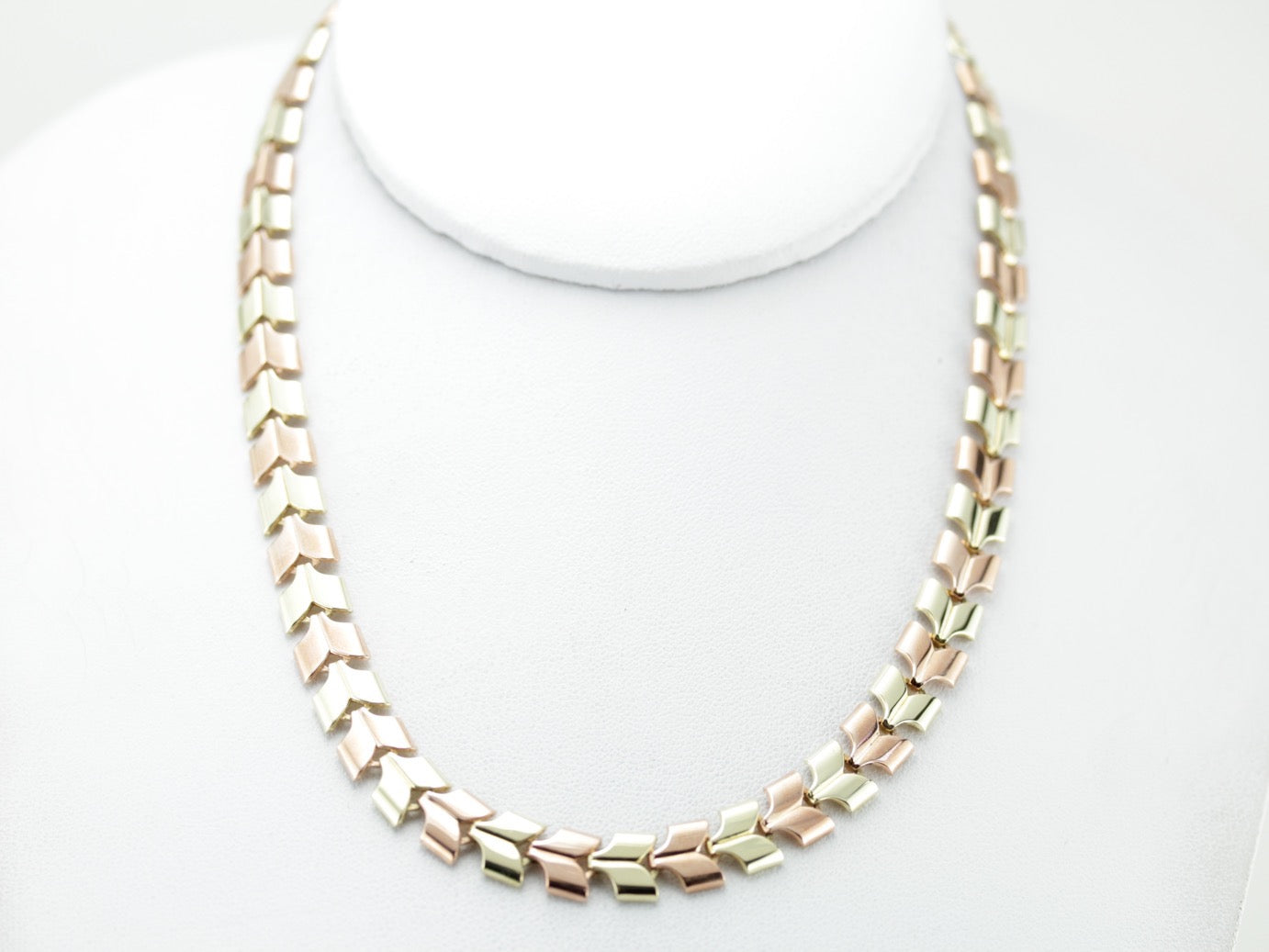 Substantial and Sleek Rose and Green Gold Choker from the Retro Era, with Chevron Motif