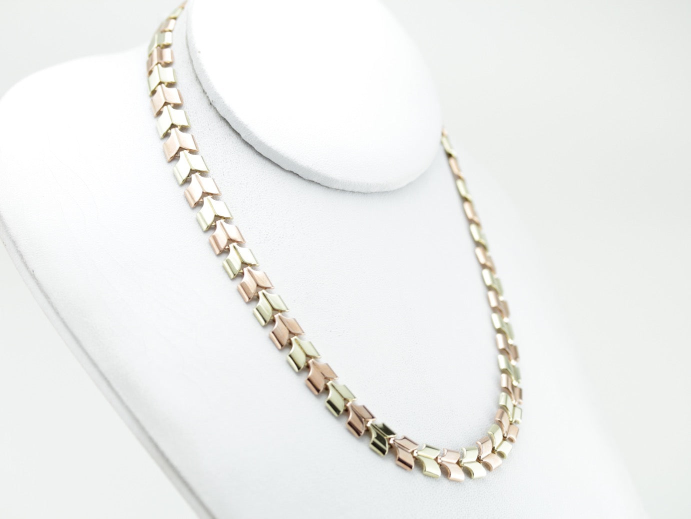 Substantial and Sleek Rose and Green Gold Choker from the Retro Era, with Chevron Motif