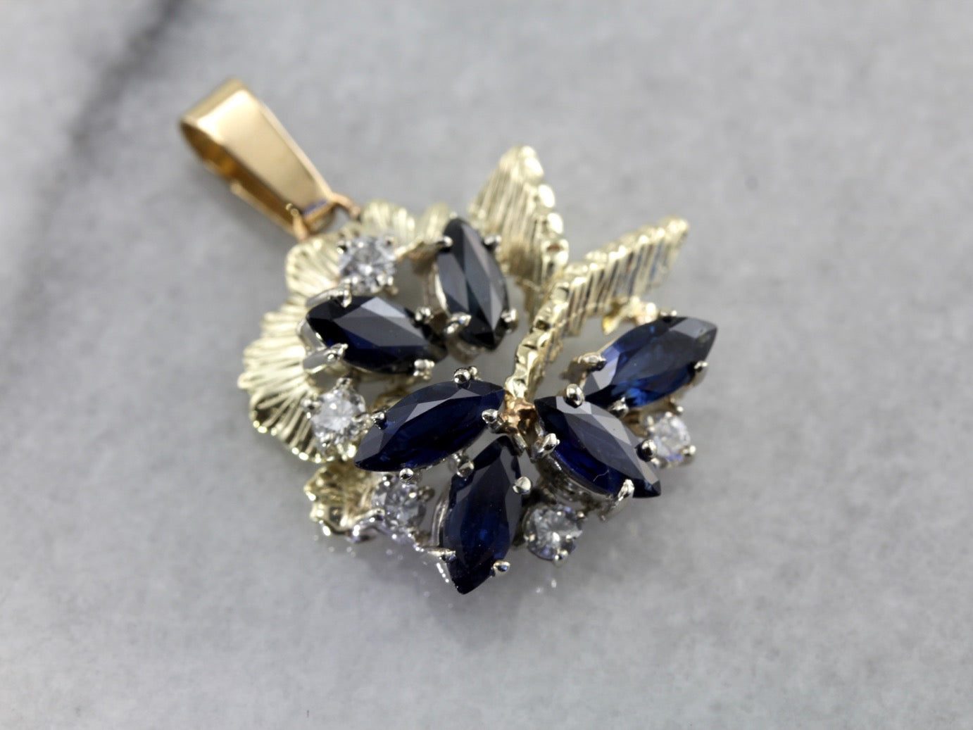 Colgante adornado de zafiro y diamantes, intensamente azul, colgante de cóctel brillante