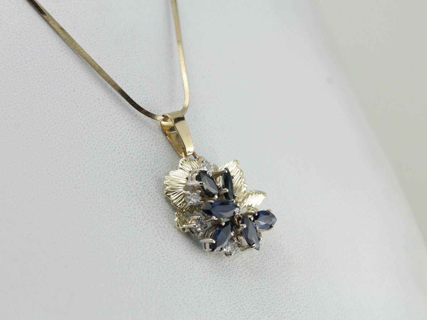 Colgante adornado de zafiro y diamantes, intensamente azul, colgante de cóctel brillante