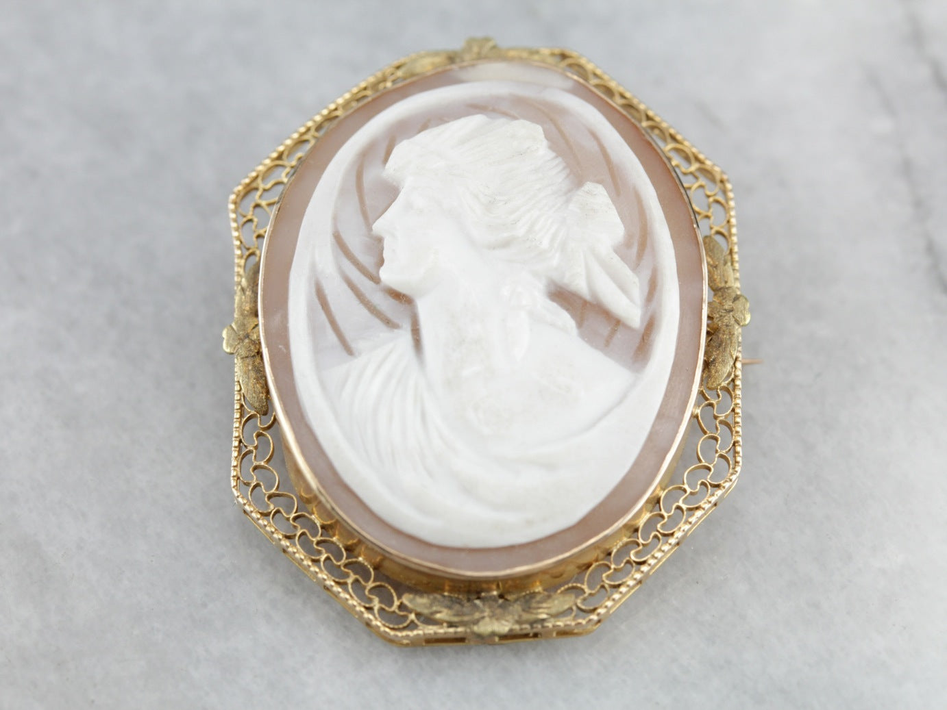 Colgante o broche de filigrana de oro Art Nouveau Cameo