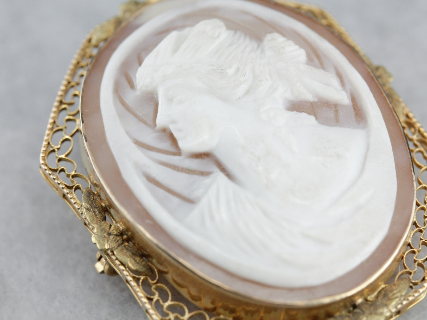 Colgante o broche de filigrana de oro Art Nouveau Cameo