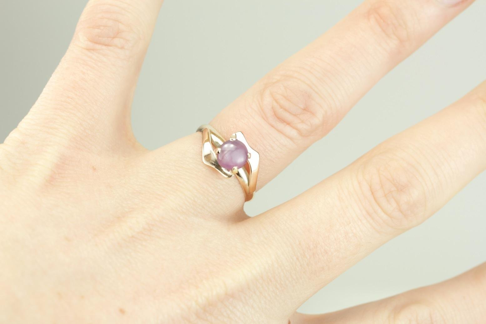 Orchid Bypass: anillo de cóctel para mujer con zafiro estrella vintage y oro Mod Era