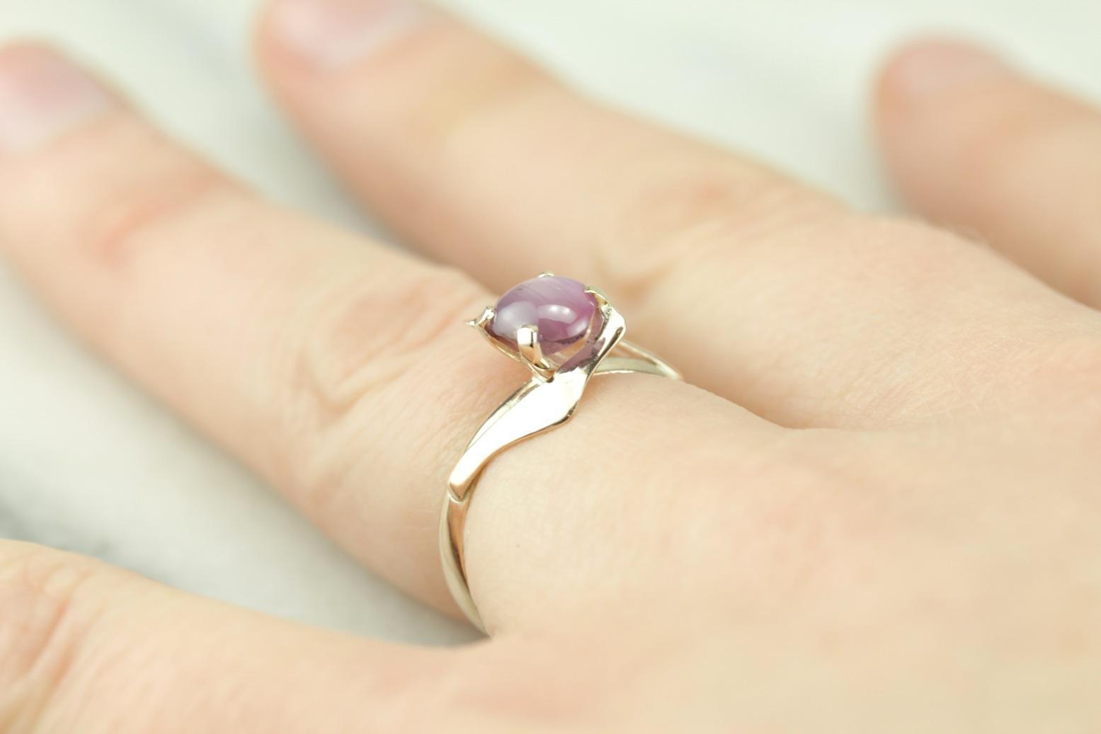 Orchid Bypass: anillo de cóctel para mujer con zafiro estrella vintage y oro Mod Era