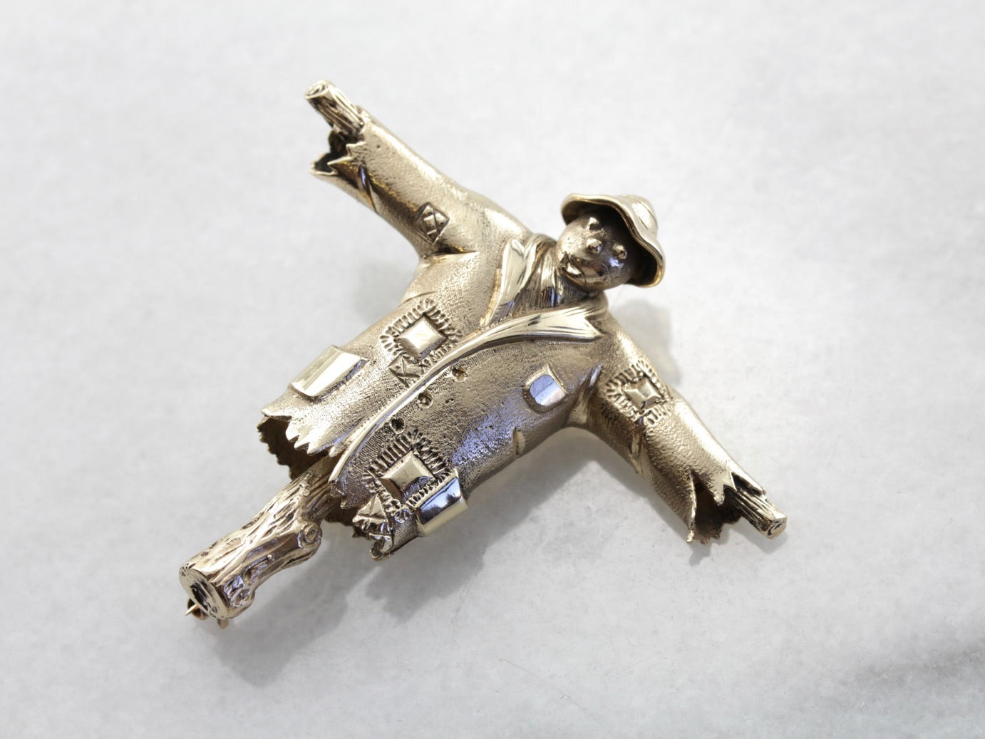 Sweet Scarecrow Brooch in Yellow Gold