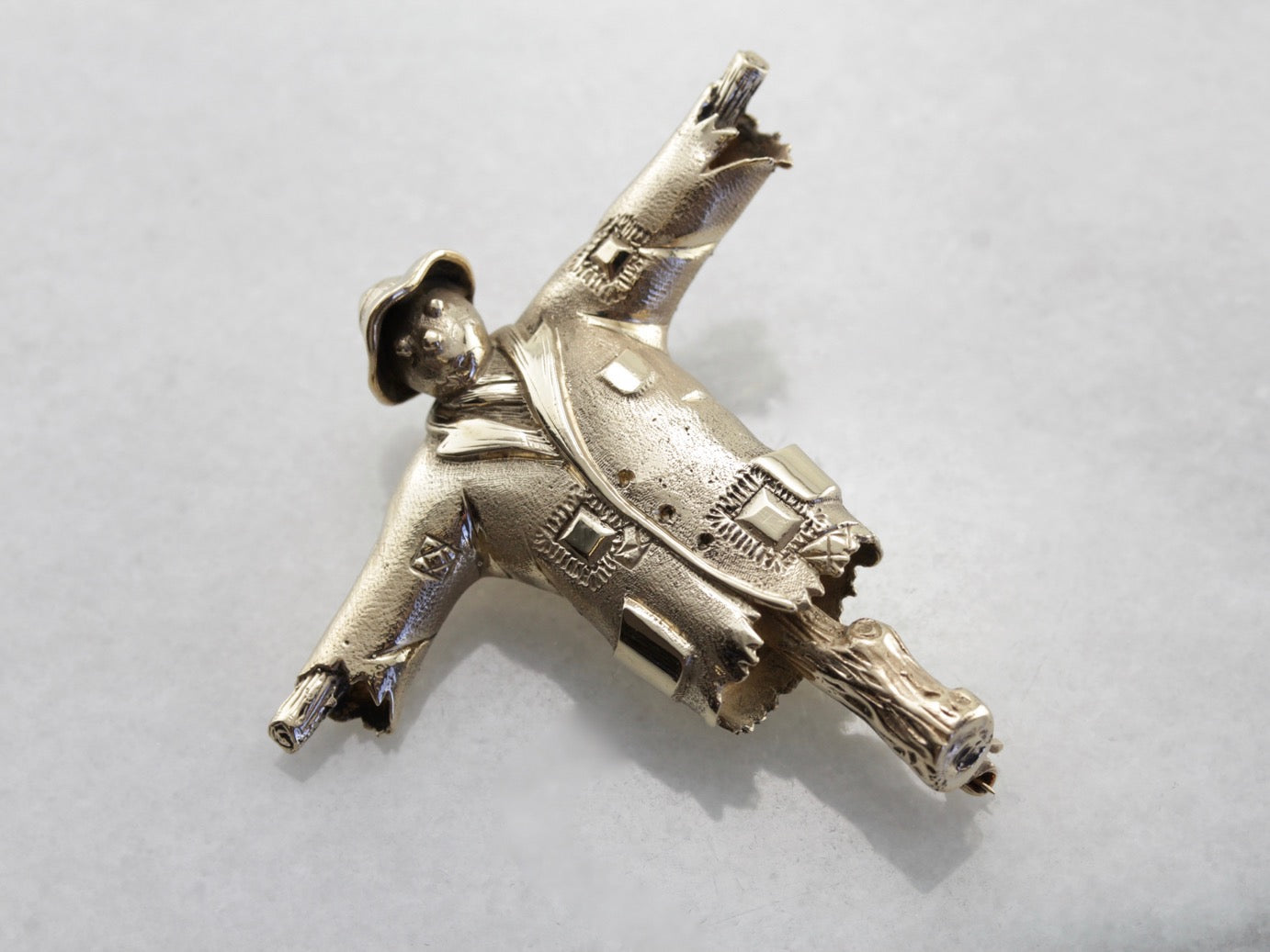 Sweet Scarecrow Brooch in Yellow Gold