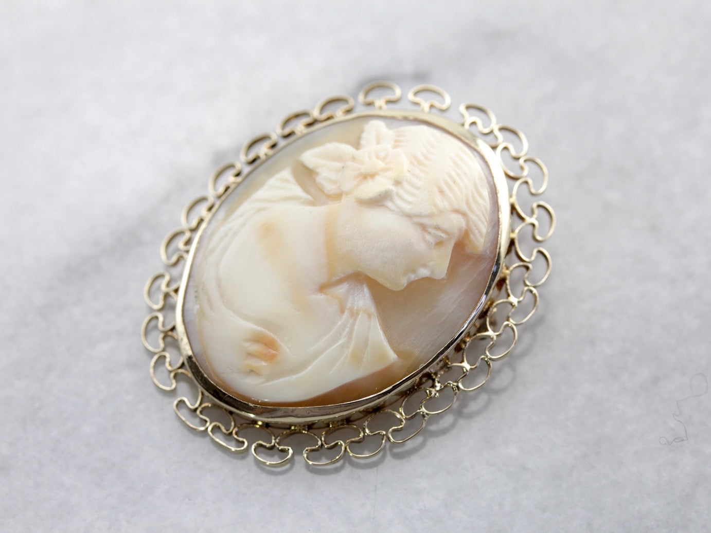 Vintage Shell Cameo Pin or Pendant in Yellow Gold