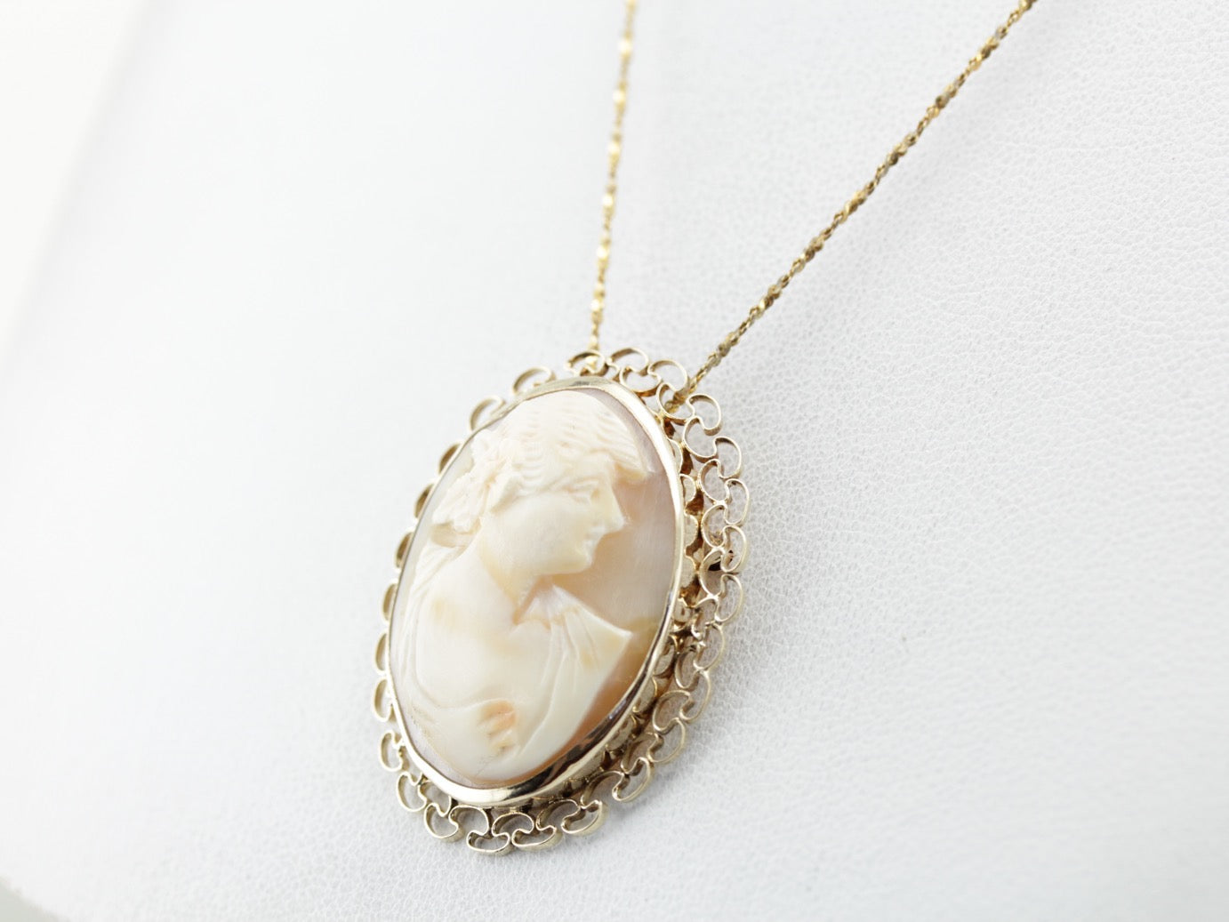 Vintage store cameo shell pendant