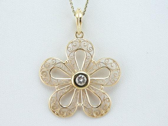 Colgante floral de diamante central brillante de filigrana femenina