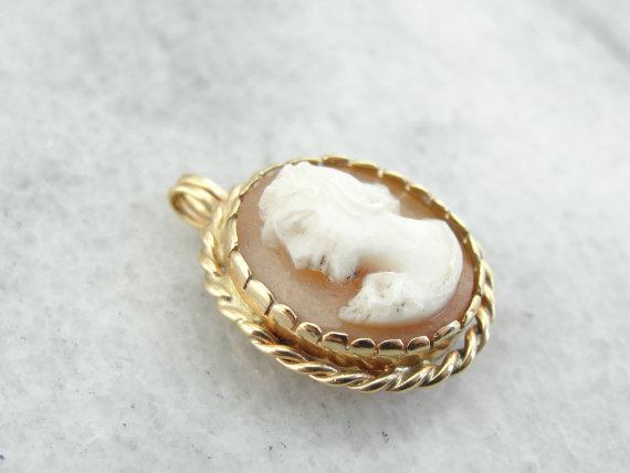 Classical Cameo Pendant Simple Frame